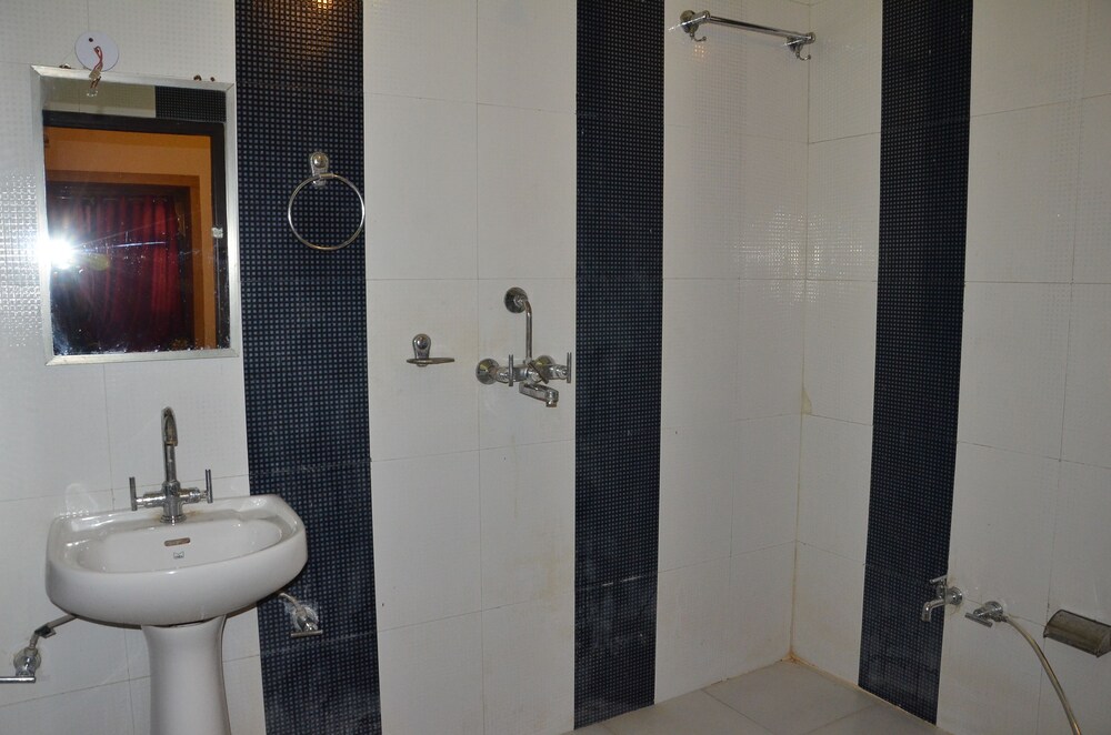 Hotel Marina Mahal Bathroom