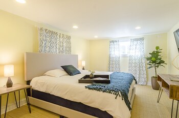 6 Luxurious 6br Seattle Home Guestroom