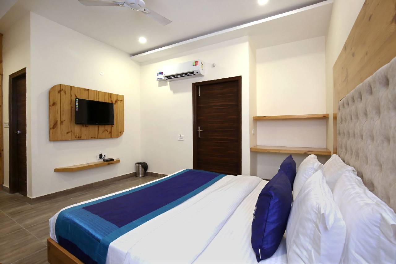Oyo 9986 Hotel Hashtag 