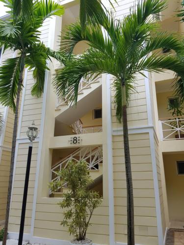Luxury Oceanview Condo 2 Br 2.5 Ba (لاکچری اوكینویو کاندو ۲ بر ۲.۵ با) 