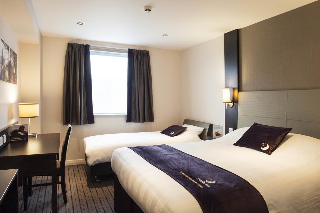 Premier Inn Manchester Trafford Centre South 