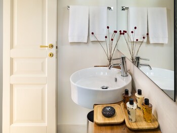 Relais San Giuliano Bathroom