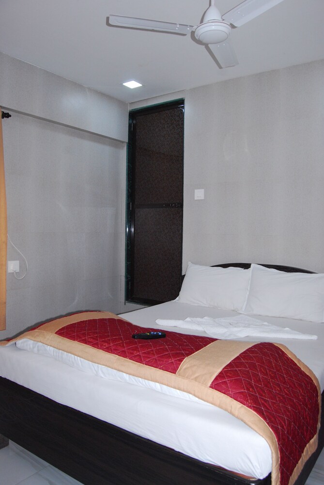 Hotel Holiday Inn (هتل هالیدی این) Guestroom