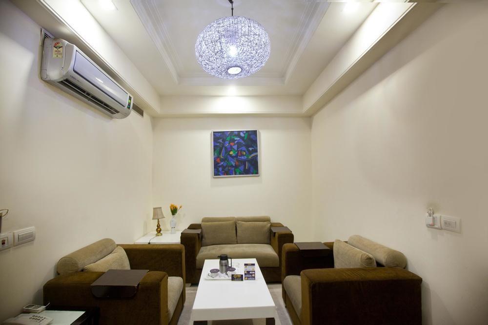 Oyo Premium Sikandarpur Metro 2 