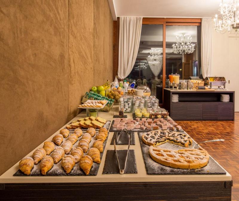 Grande Albergo Roma General view