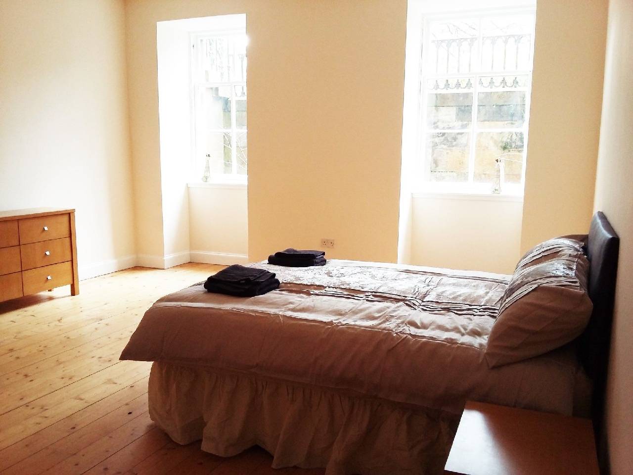 Large 3 Bed West End Apartment 