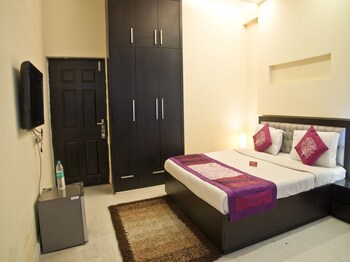 Oyo 309 Hotel Hks Residency Guestroom