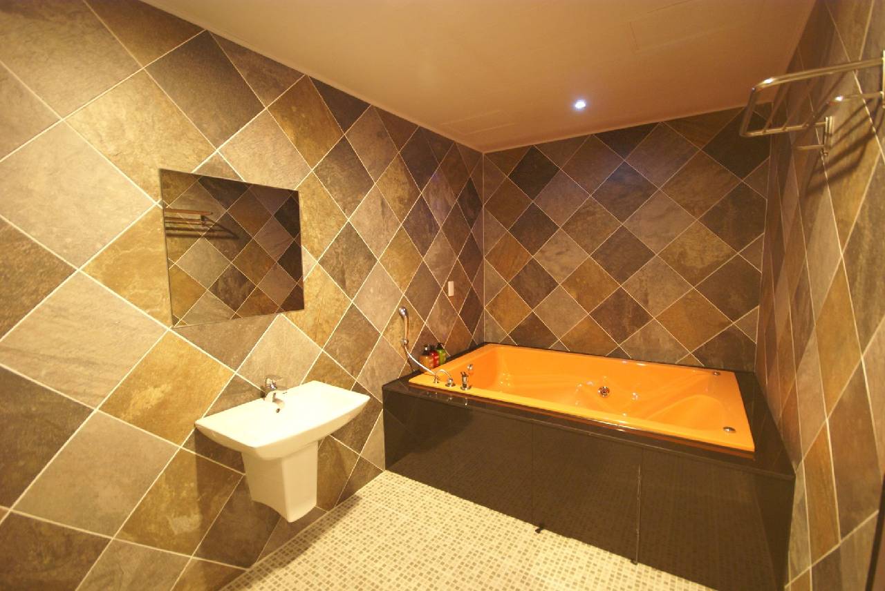 Ava Hotel Changwon (آوا هتل چانگوون) 