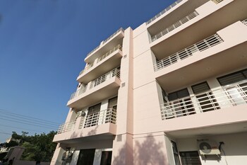 Oyo 16562 Flagship Sector 11 Hotel Front