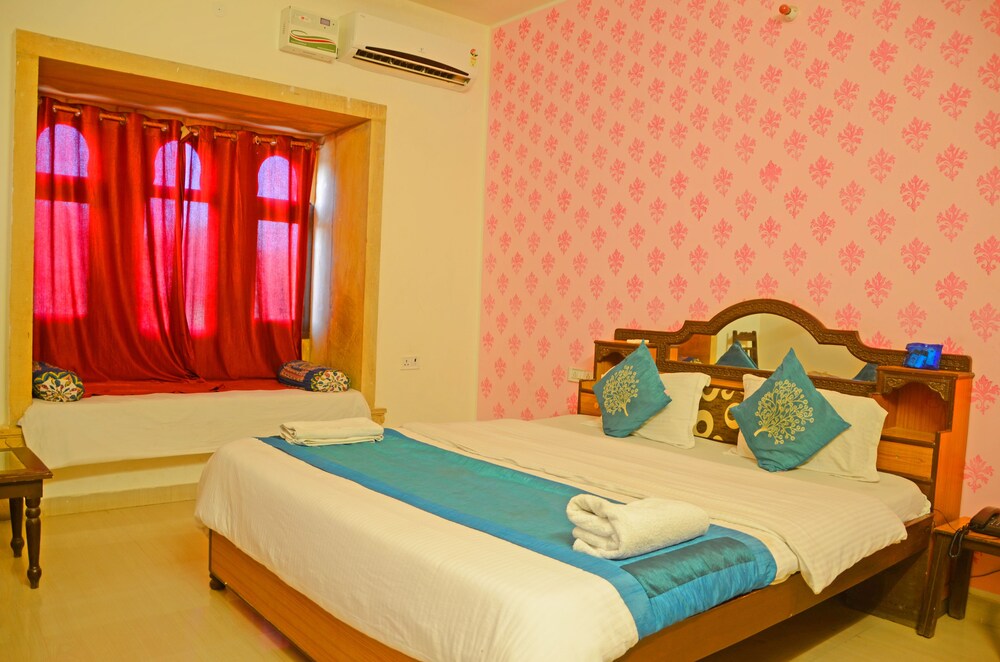 Hotel Marina Mahal Guestroom