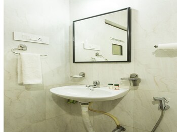 Oyo 10221 Hotel E Serai Bathroom