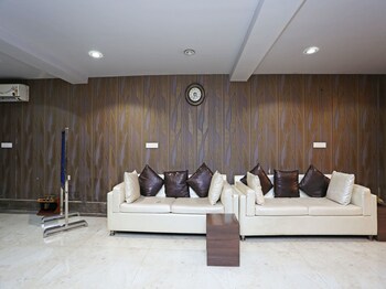 Oyo 4454 B&b Hotel Lobby Sitting Area