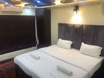 Jct Houseboat Guestroom
