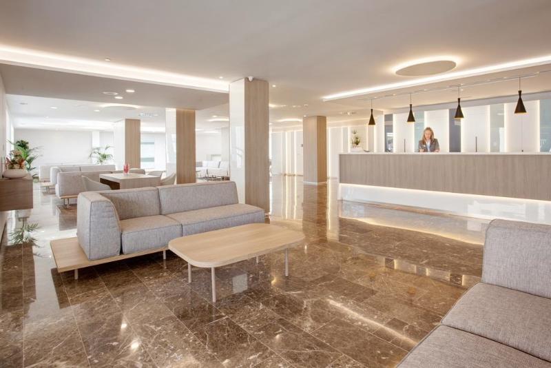 Grupotel Farrutx Lobby