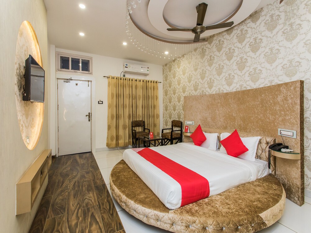 Oyo 15401 Hotel Surana Palace Guestroom