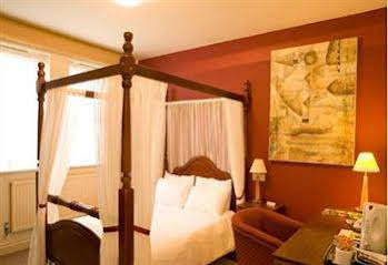 Highwayman Hotel (هایویمان هتل) 