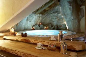 Hotel Du Grand Paradis & Wellness La Baita Indoor Spa Tub