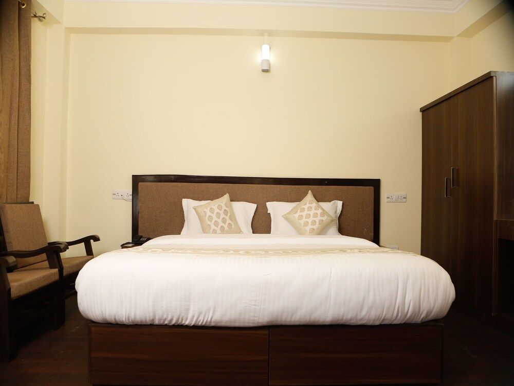 Oyo 11490 Hotel Royal Hill Guestroom