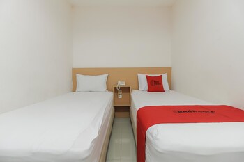 Reddoorz Plus Near Galaxy Bekasi Guestroom