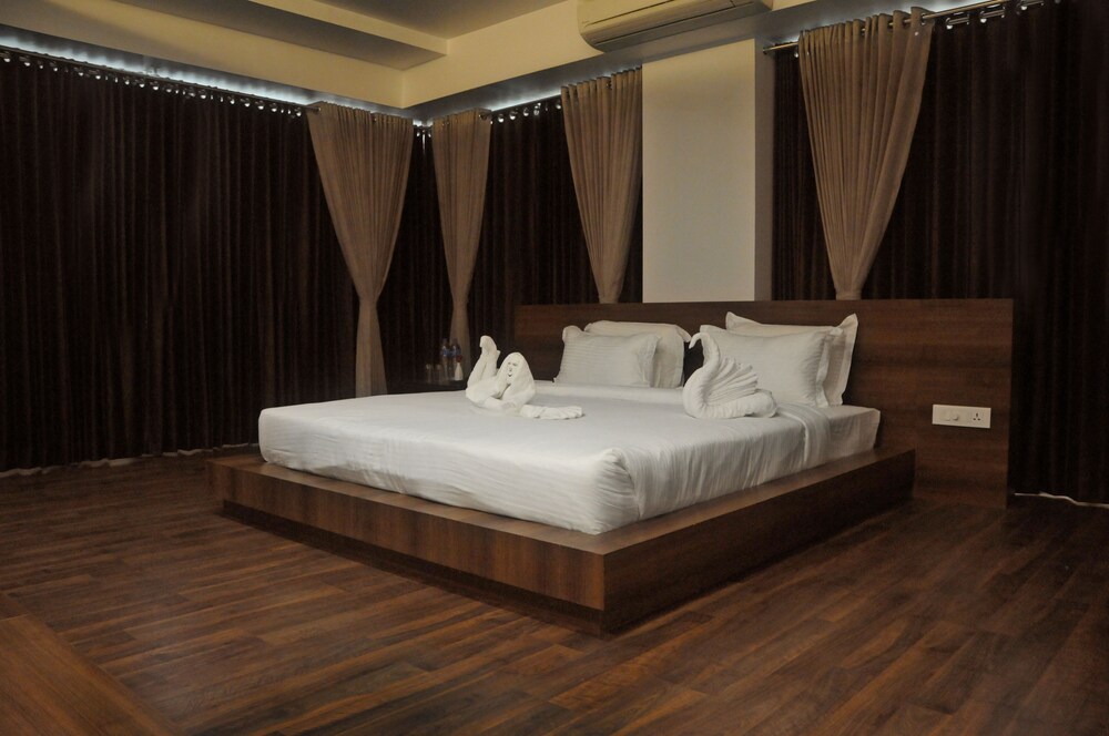Hotel 3 Leaves Kolhapur Guestroom