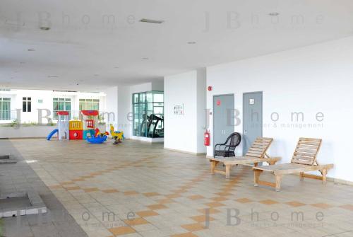 Golden Sand Seaview Residence Suites 