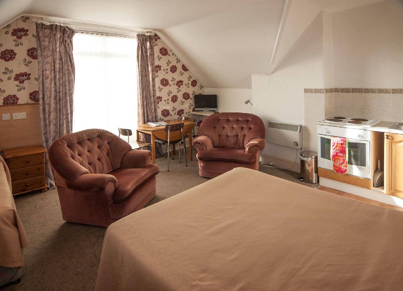 Lyndene Holiday Apartments (لیندن هالیدی آپارتمنتس) 
