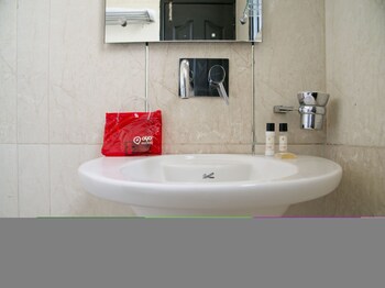 Oyo 309 Hotel Hks Residency Bathroom Sink