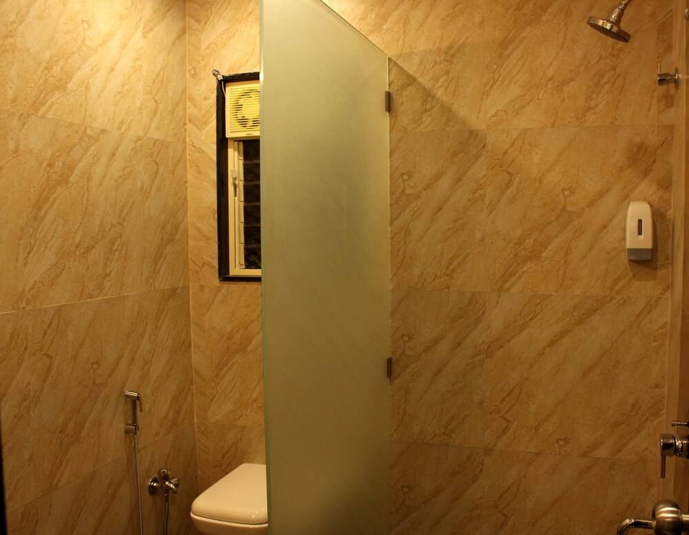 Hotel Ira Executive Bathroom