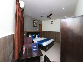 Oyo 9848 Hotel Dev Palace Guestroom