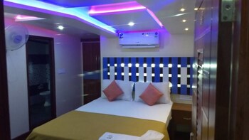 Jct Houseboat Guestroom