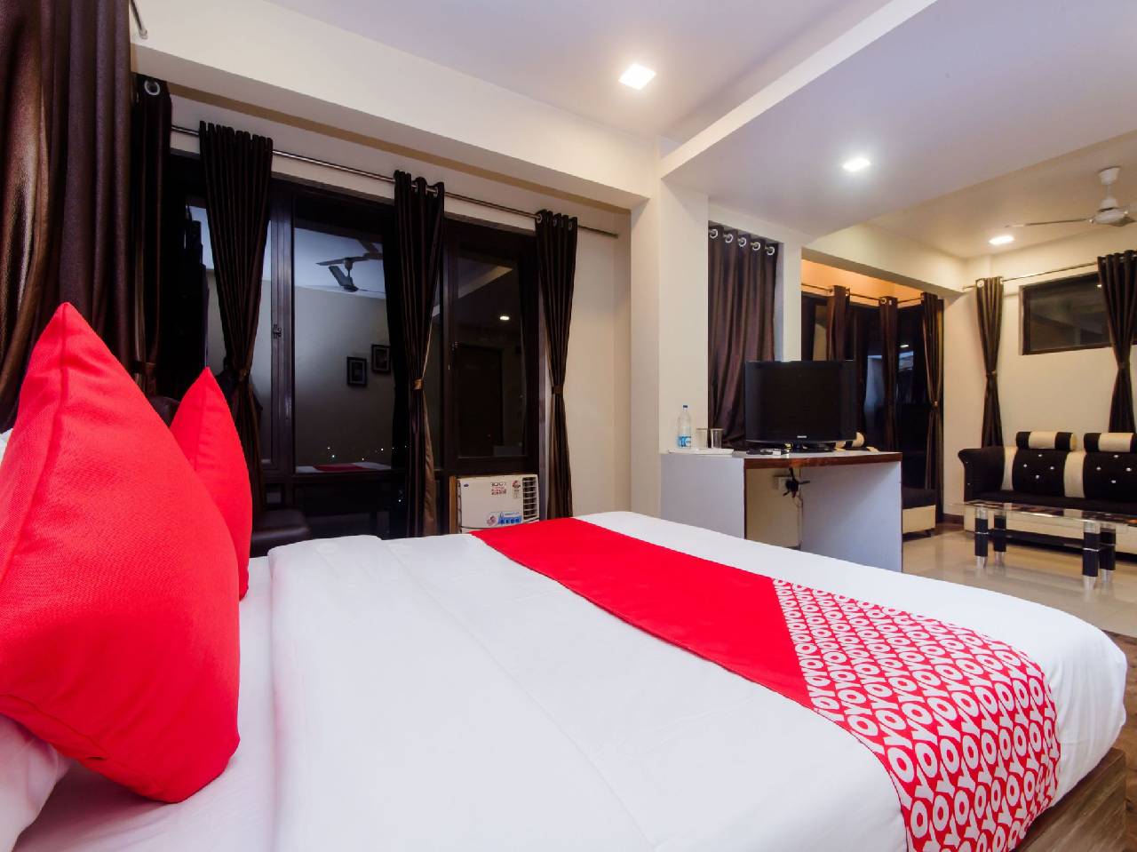 Oyo 11855 Phoenix Hotel 