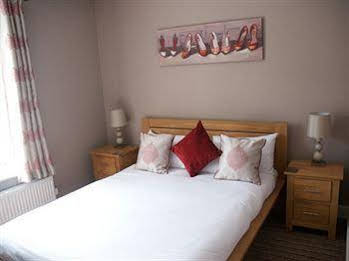 The Three Horseshoes Hotel ( تهری هورسشئوس هتل) 