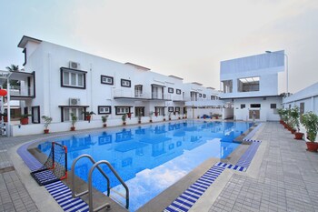 Oyo 10865 Heritage Shelters Resort Outdoor Pool