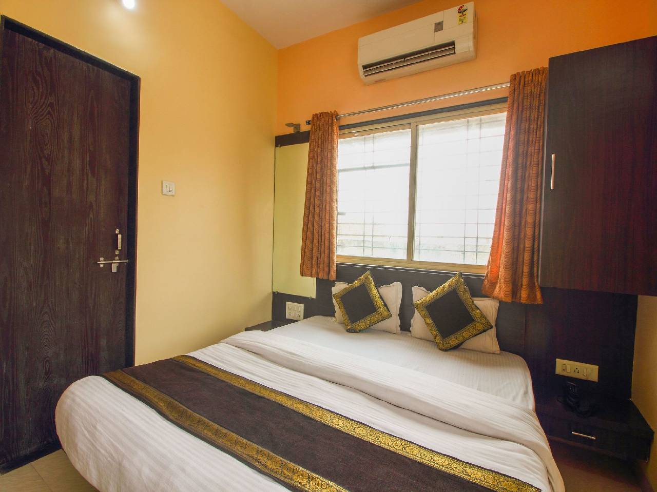 Oyo 12355 Hotel New Jagdamba Lodging 