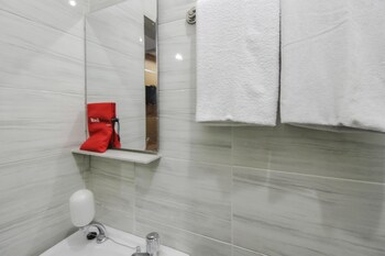 Reddoorz Plus Near Galaxy Bekasi Bathroom