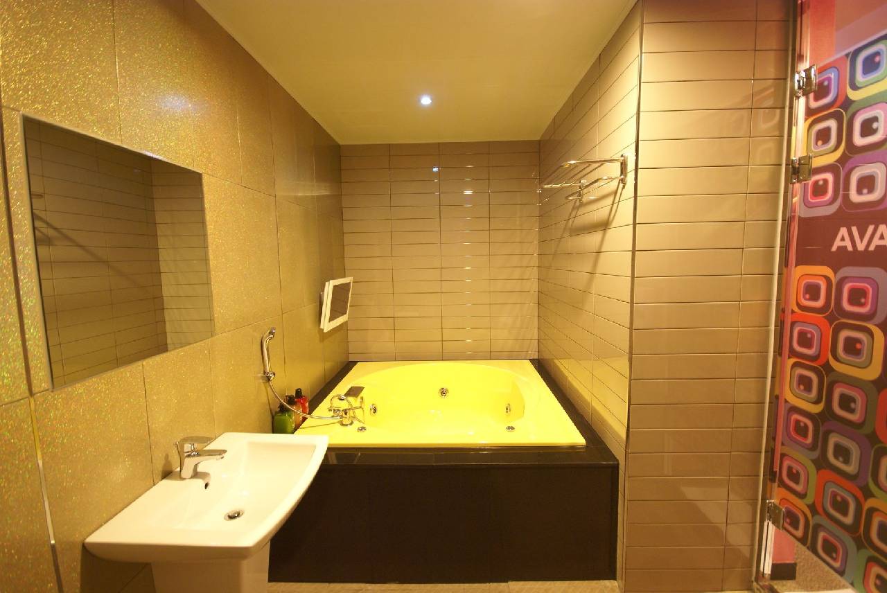 Ava Hotel Changwon (آوا هتل چانگوون) 