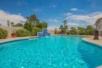 Luxurious 6br 7min To Las Vegas Strip Pool Waterfall