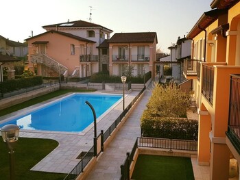Aurora Tower Apartment Outdoor Pool