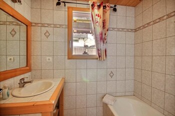 Apartment With In Morzine With Wonderful Mountain View Te Bathroom