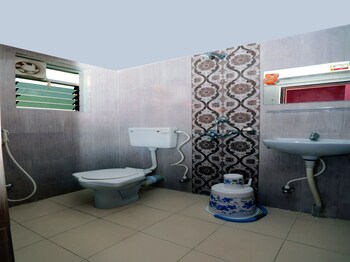 Oyo 13485 Hotel New Jasmine Bathroom