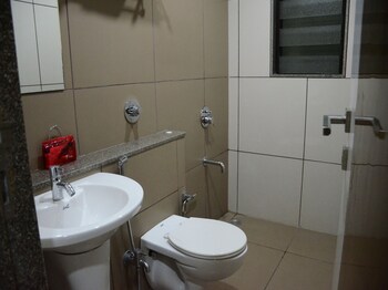 Oyo 4017 Hotel Grand Ashwin 1 Bathroom