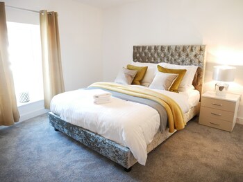 Town House Apartments Featured Image