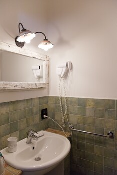 Hotel Ravesi Bathroom