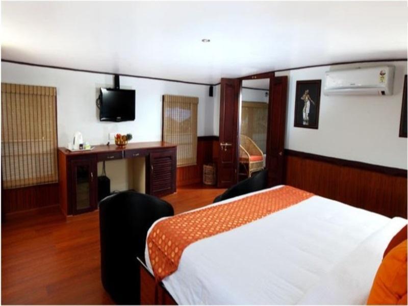 Grand Nirvana Jacuzzi Super Luxury Premium House Boat 