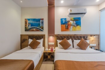 Oyo 8490 Hotel Grandeur Guestroom