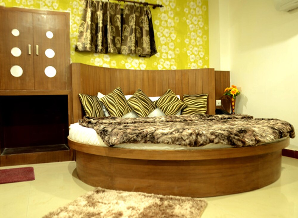 Hotel Crown Guestroom