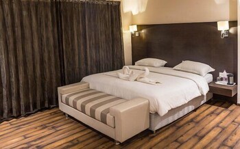 Shanti Clarks Inn Suites Guestroom