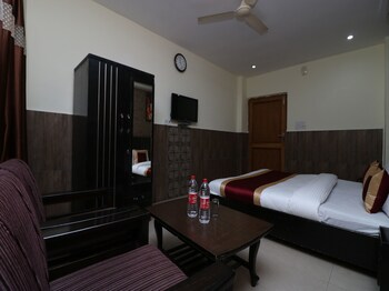 Oyo 9848 Hotel Dev Palace Guestroom