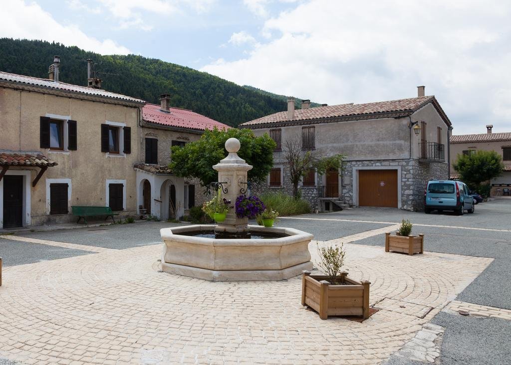 Va Bene (وا بن) 