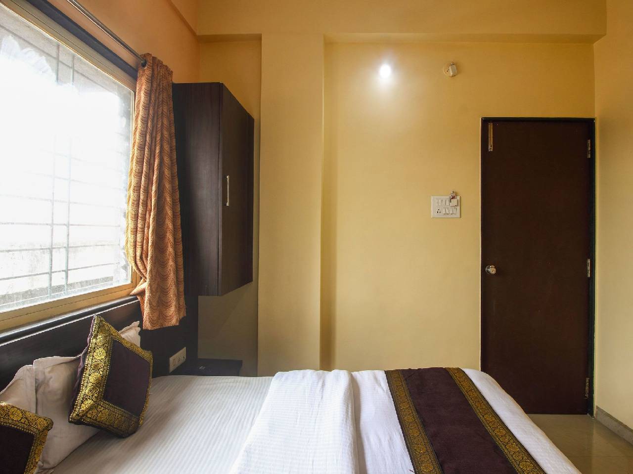 Oyo 12355 Hotel New Jagdamba Lodging 